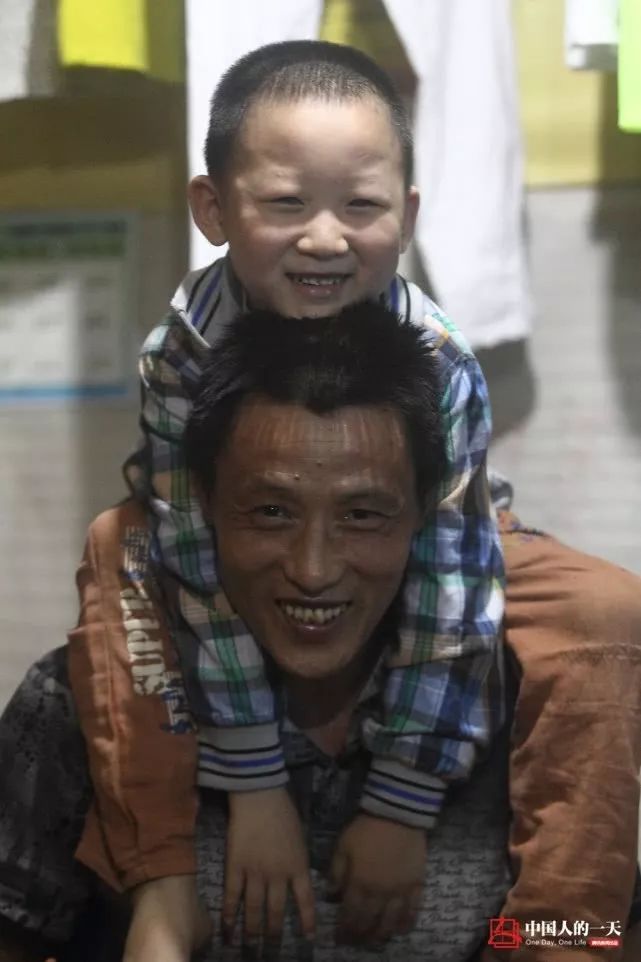 扛两百多斤的货挣10块钱，这位爸爸竟扛出了一套房！