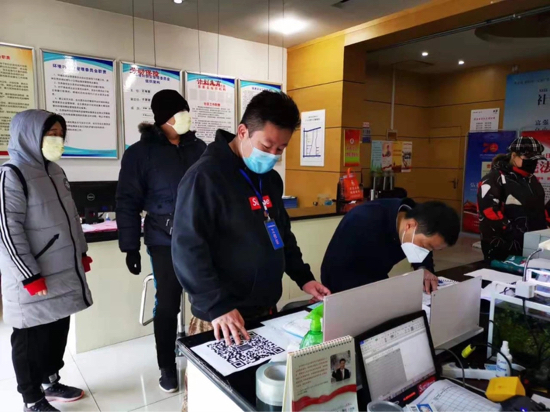 隔着玻璃跟1岁儿子说再见：对不起，爸爸还有一场战“疫”要打！