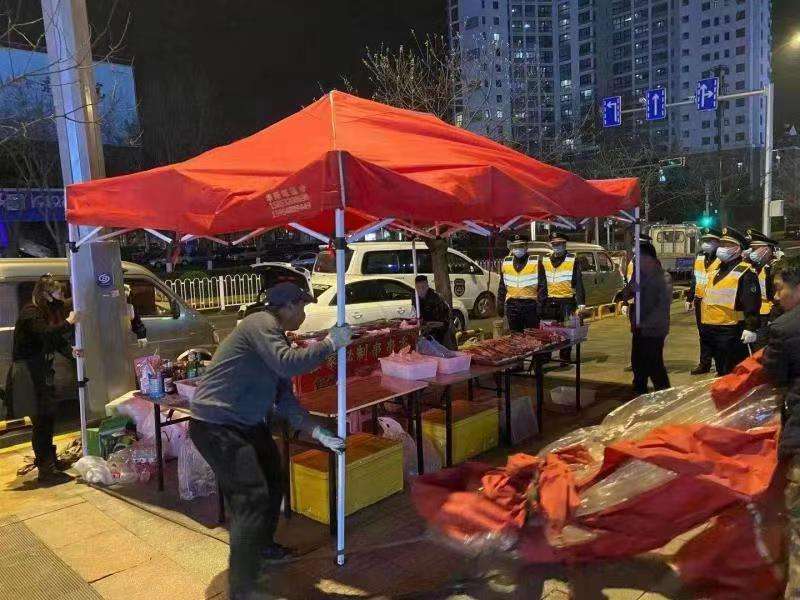 青岛综合行政执法部门开展露天烧烤执法检查