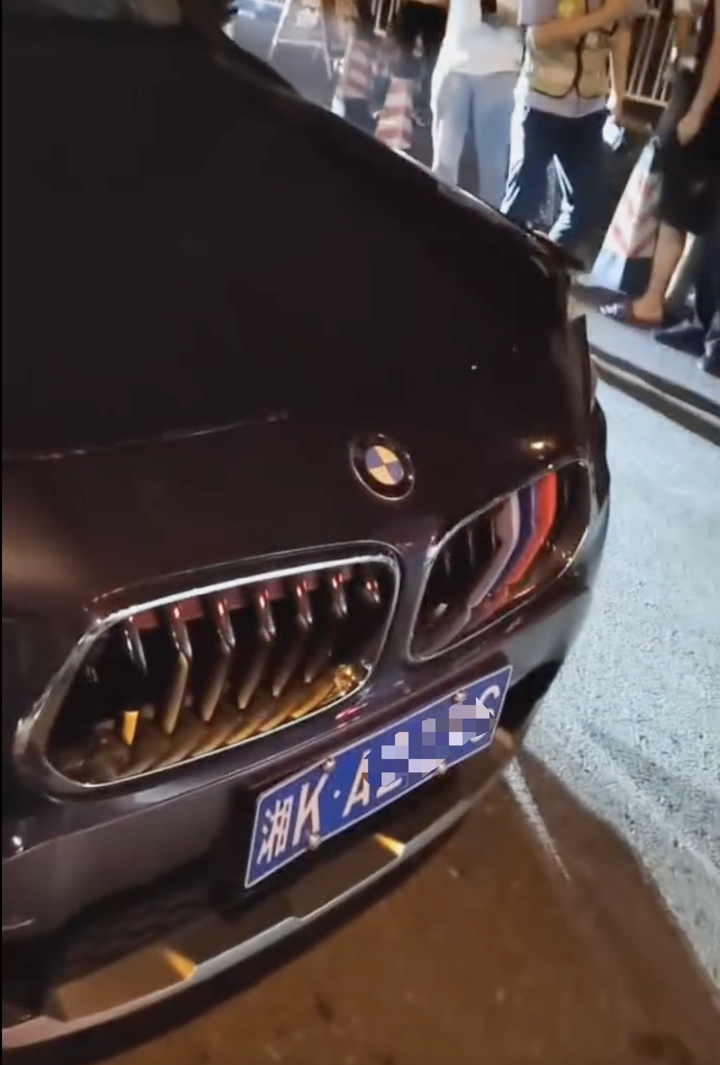 湖南宝马女司机撞人后拖行引众怒，律师：若女司机知情故意拖行，涉故意杀人罪