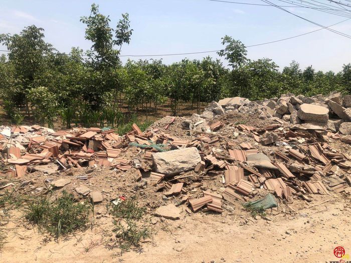 【啄木鸟在行动】长清区北小房村道路旁渣土建筑垃圾裸露堆放