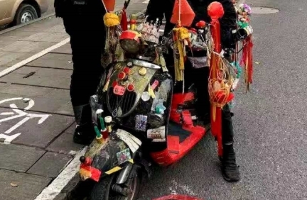 杭州小伙骑车闯红灯被拦下 一年不见，车上的东西又多了