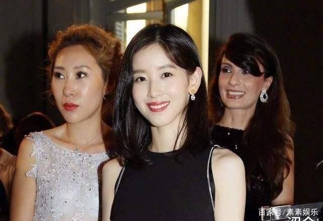 章子怡章泽天合影 奶茶妹妹人生大赢家