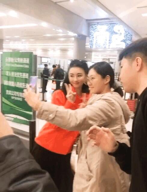 巨美!张柏芝独自出行现身机场，与粉丝亲密合影
