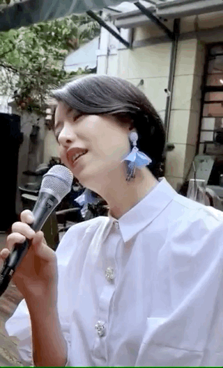 李亚鹏女友酒吧门口唱歌，两人许久未同框