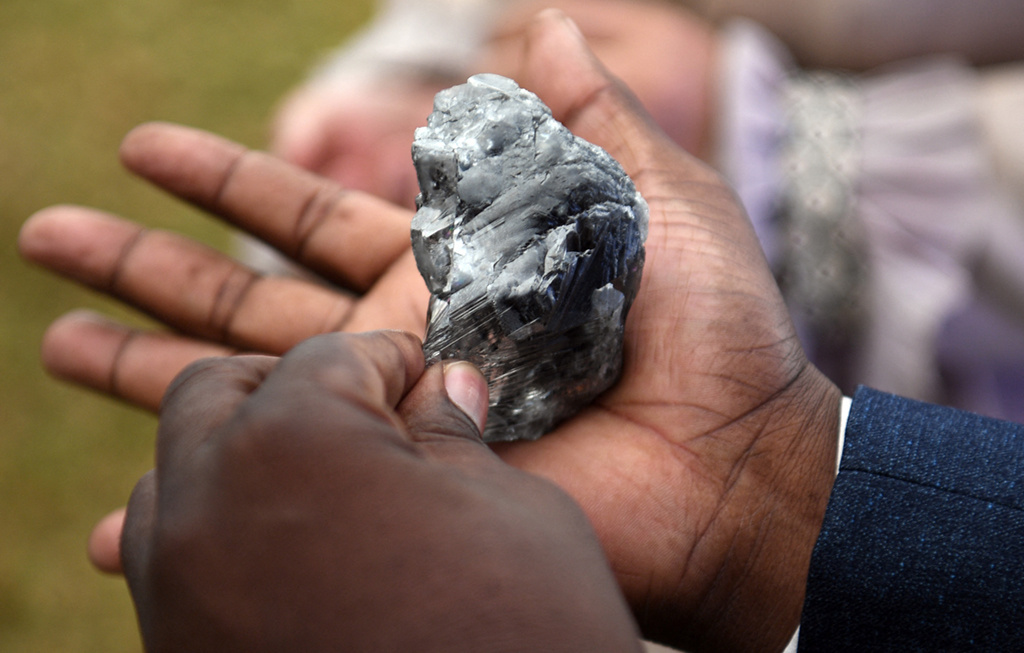 太耀眼！博茨瓦纳再现超1000克拉巨钻 6月刚开采出另一枚巨钻