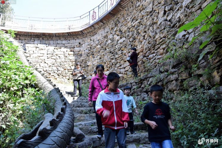 山东最“奇特”网红螺旋井，打水要走108级台阶