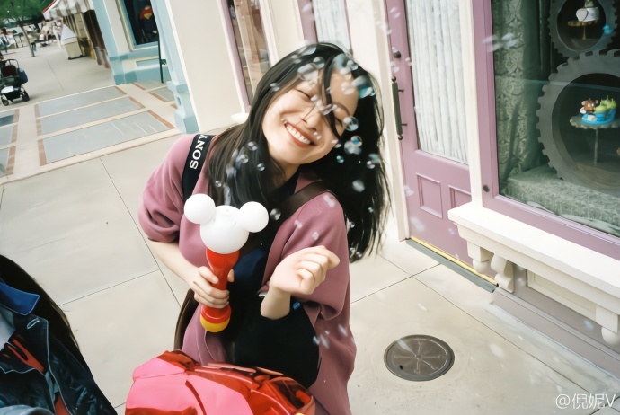 游客照模板！倪妮游迪士尼笑容灿烂