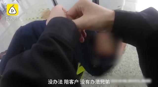 成年人的世界没有容易二字！大叔深夜坐马路中崩溃哭诉，连说”生活太难太累”