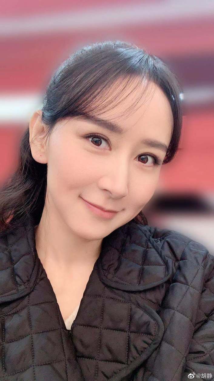 胡静穿西服大片时尚感满分 玩下衣失踪秀美腿