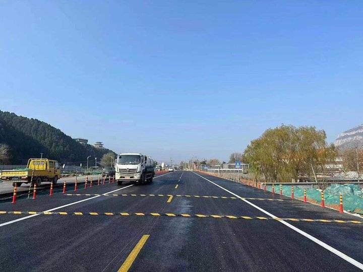 百台器械同步作业，路面桥梁节点频出，山东首条旅游公路加速成型