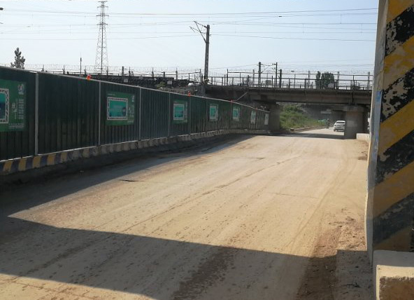 【啄木鸟在行动】市中区陡沟村一铁路桥附近路面浮土扬尘漫天