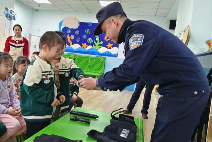 安全伴成长！民警走进商河县实验幼儿园盛景城分园