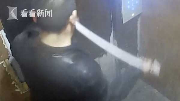 男子喝断片怒拔电梯扶手狂砸 次日现场惨不忍睹