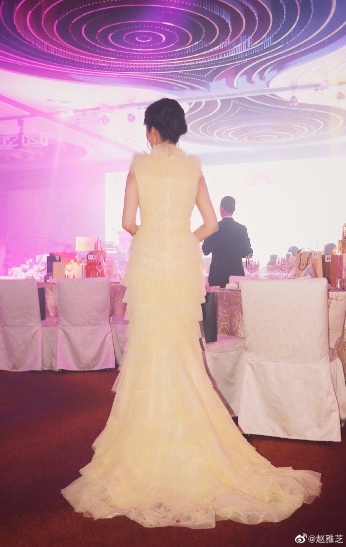 赵雅芝穿鹅黄纱裙现身晚宴 获丈夫儿子陪伴似公主