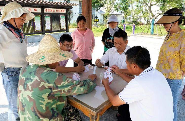 爆火的掼蛋，正成为破圈工具