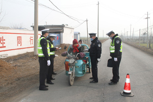 民警上路巡查交通违章！这里新警务模式补齐农村交通管理短板