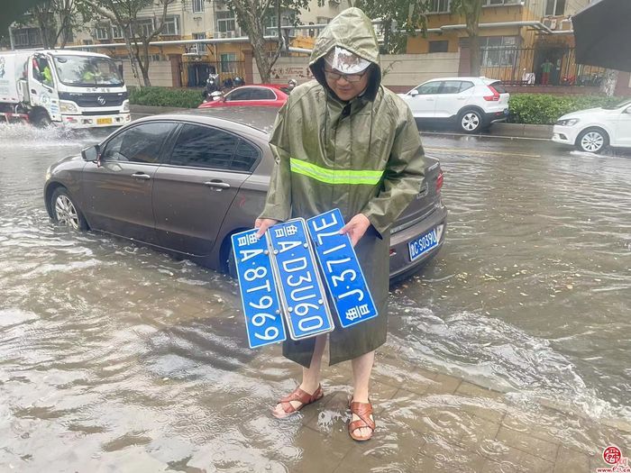 暴雨天您掉车牌了吗济南公交喊您认领