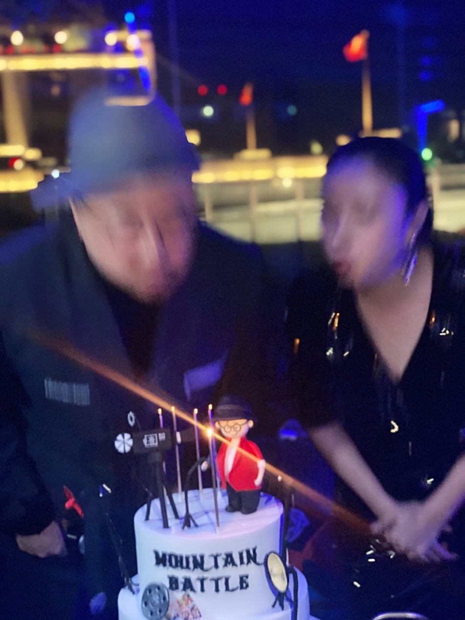 小陶虹为徐峥开心庆生 同框吹蜡烛大秀恩爱
