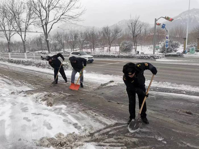 大雪漫天！3.5万清雪大军寒风中扫雪除冰忙