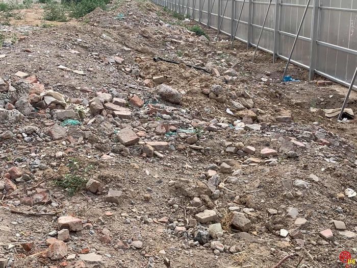 【啄木鸟在行动】章丘区七贤居茶庄附近建筑垃圾未完全覆盖