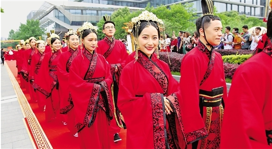 阿里举行集体婚礼 金牌证婚人马云送祝福、谈KPI