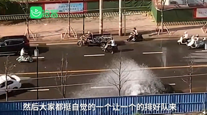 江西：消防栓故障多辆私家车排队洗车 有小孩子排队玩水的感觉