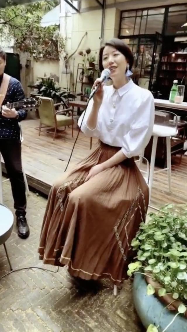 李亚鹏女友酒吧门口唱歌，两人许久未同框