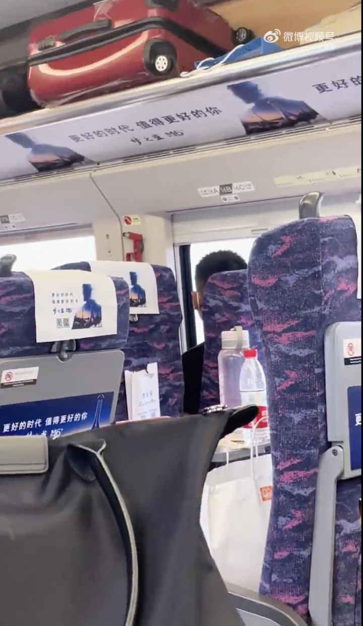 网友发现奇特现象：开学季的高铁车厢异常安静，也没人玩手机