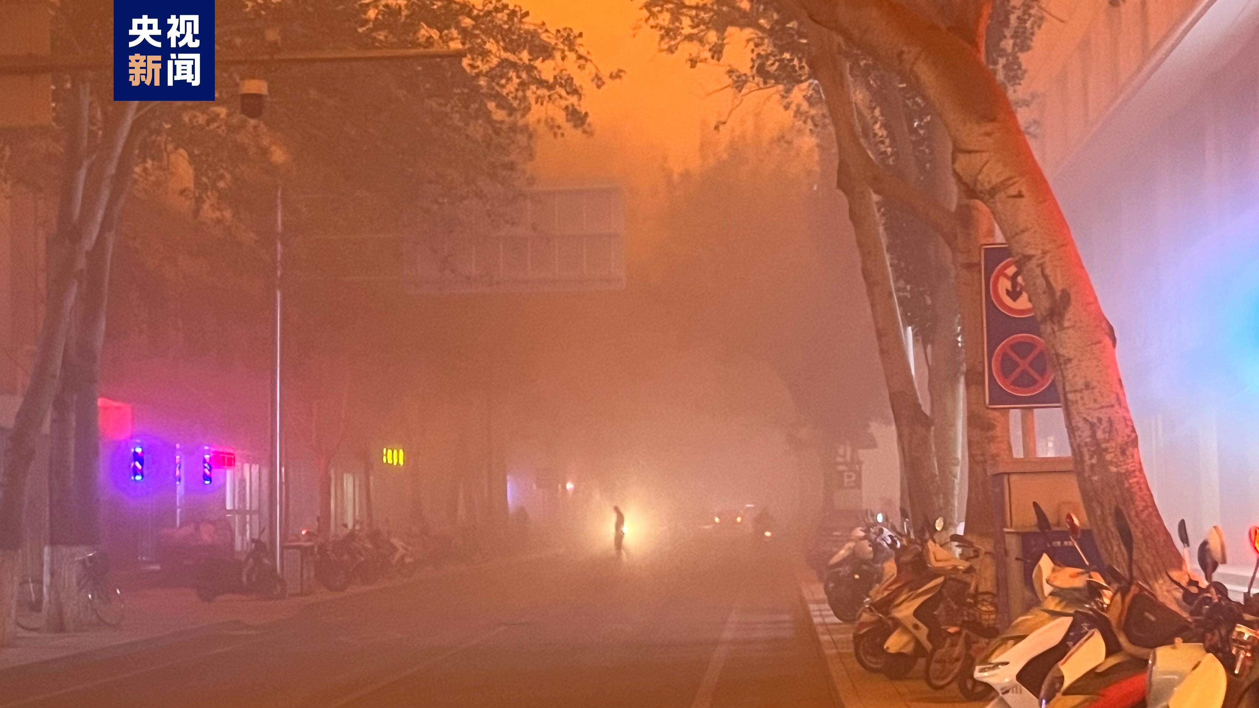 能见度不足50米！甘肃敦煌突遇沙尘暴天气