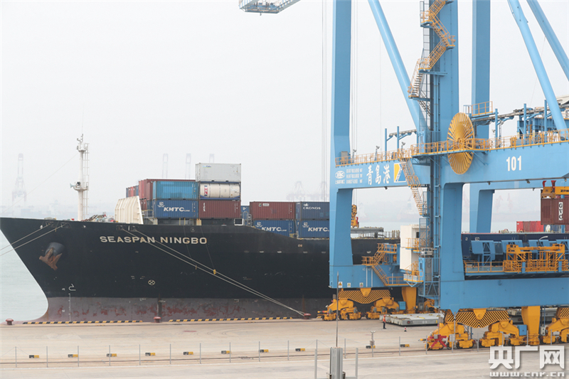 【我爱这片蓝色的国土】青岛港机器人“当家” 打造“聪明”码头