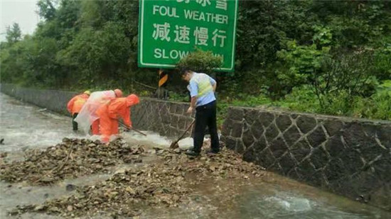 排水沟冲下大量石子 幸好杭州高速交警及时发现成功处置