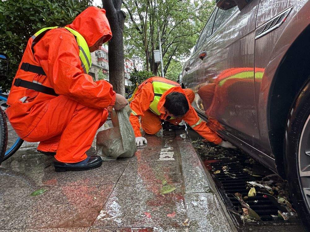 暴雨中，他们坚守在一线——京津冀防汛现场见闻