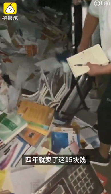 高校毕业生宿舍门口卖书一天7吨！学生：心疼