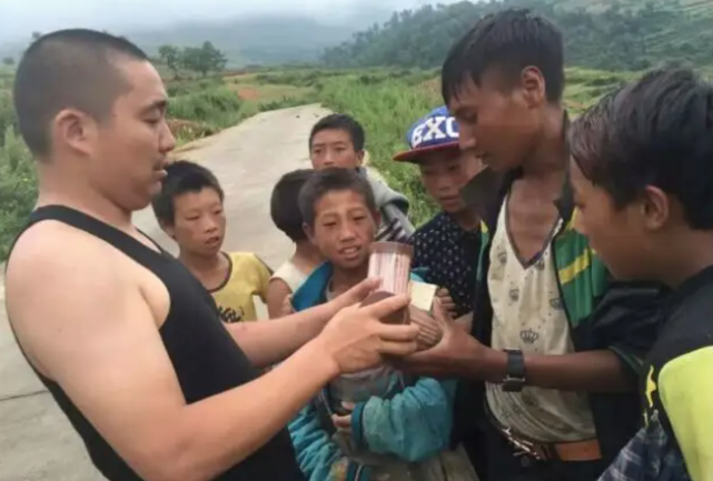 3岁女儿一眼认出爸爸石像含泪拥抱 背后的故事催人泪下