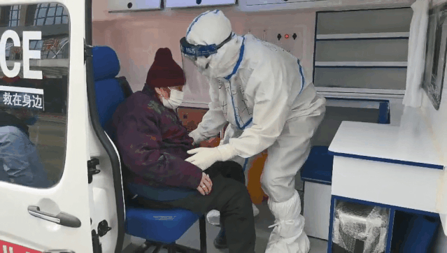 97岁新冠肺炎重症患者出院： 我这个年纪能战胜病毒其它人也可以！