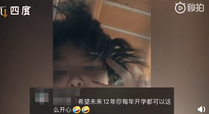 还是太年轻！小女孩手舞足蹈大喊一声“耶，网友评论亮了