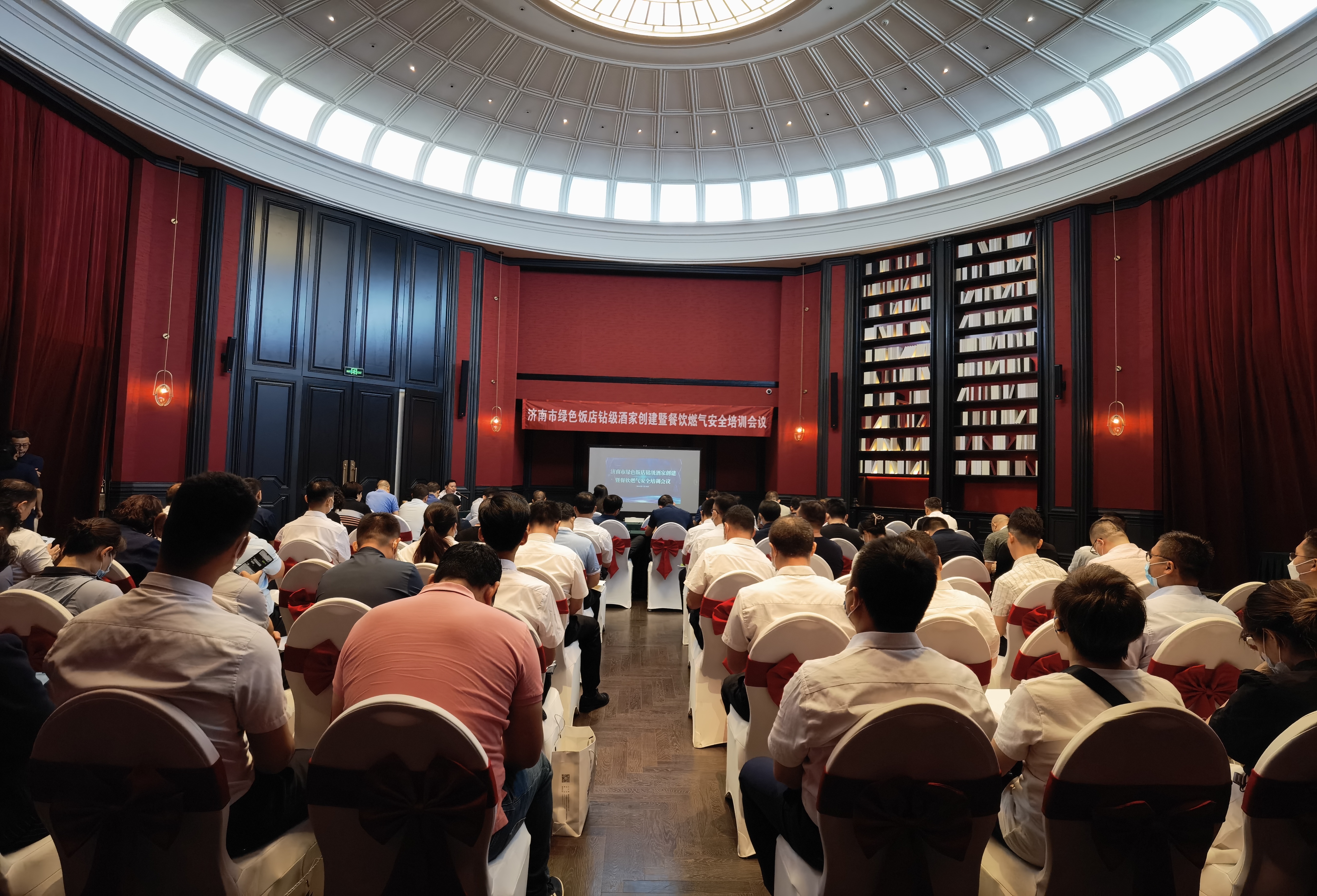 推广分餐制，主动提供小份菜！济南发布反食品浪费倡议书