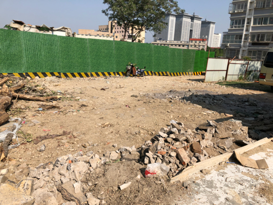 啄木鸟在行动：茂陵山路西侧一院内施工区域有大片裸土