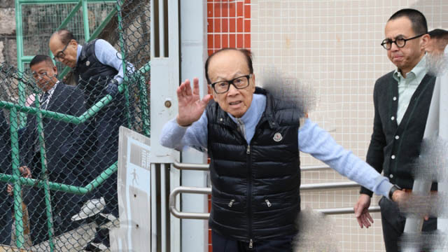 李嘉诚元旦拜祭亡妻,两儿子同行阵容大,李泽楷对感情三缄其口