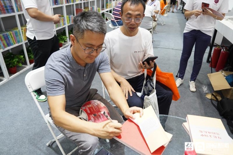 书博会上，这本书c位亮相：让红色文物与读者跨时空“对话”