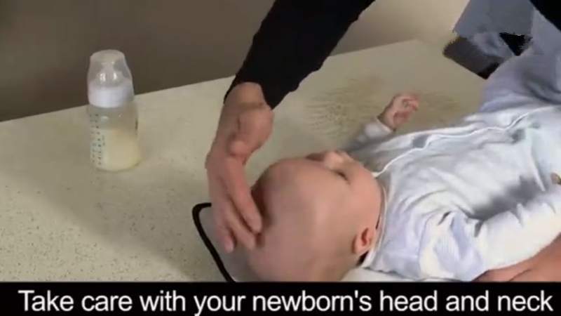 【新手爸爸抱女儿】全身都在用力，网友调侃：像是偷地雷