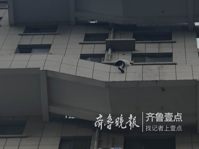 因男友分手，女子要跳楼轻生，消防员苦劝一小时救回