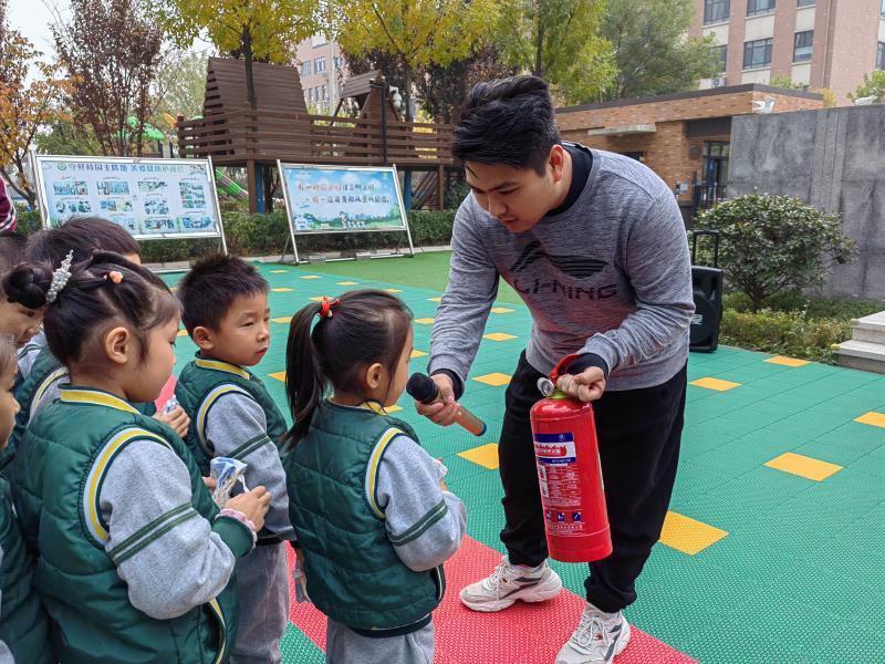 历城区华山中心幼儿园开展消防安全演练