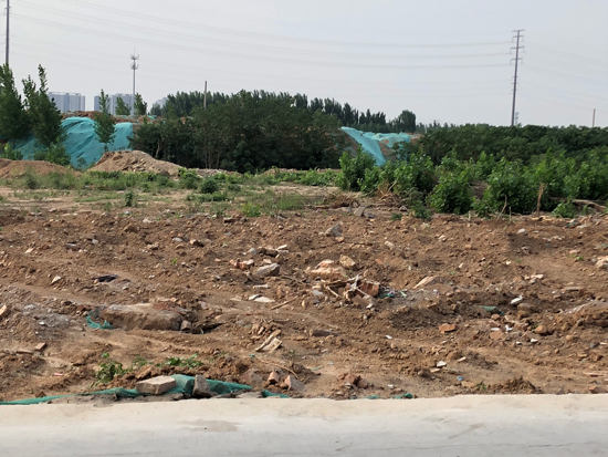 【啄木鸟在行动】历城区武家庄村附近大片渣土裸露，存在扬尘隐患