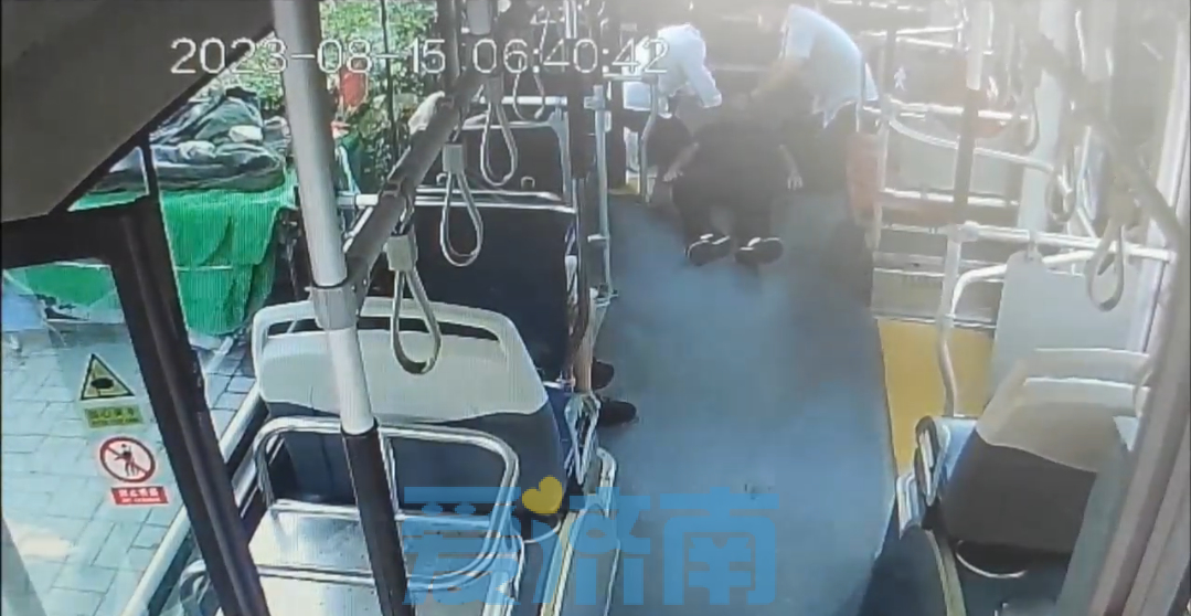 济南公交司机、乘客乘客10余分钟接连心肺复苏救下晕厥老人  