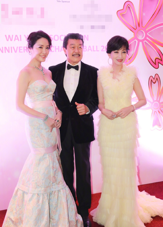 赵雅芝穿鹅黄纱裙现身晚宴 获丈夫儿子陪伴似公主