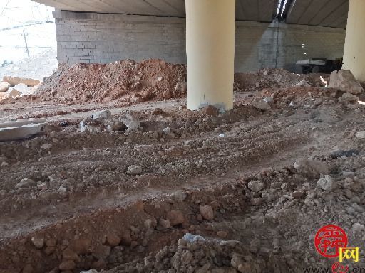 【啄木鸟在行动】南部山区上坡村附近绕城高速公路桥下渣土裸露