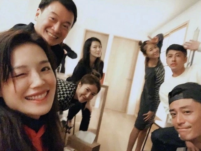 林心如与舒淇等好友聚会，霍建华陪老婆身边露搞怪笑容