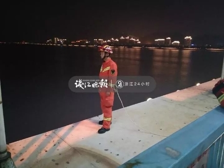 钱塘江边，小伙飞扑救下要跳桥的姑娘！事后他的话让人唏嘘